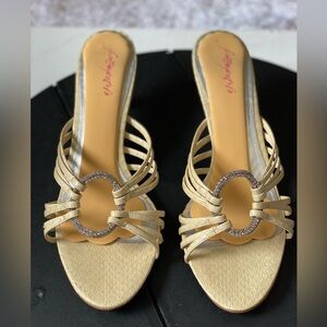 Foot petals elegant open toe 2 inches heels. Comfortable padded inside sole.